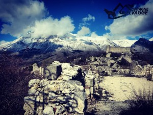 Borgo medioevale di Alba Fucens e il Monte Velino con la magia della neve