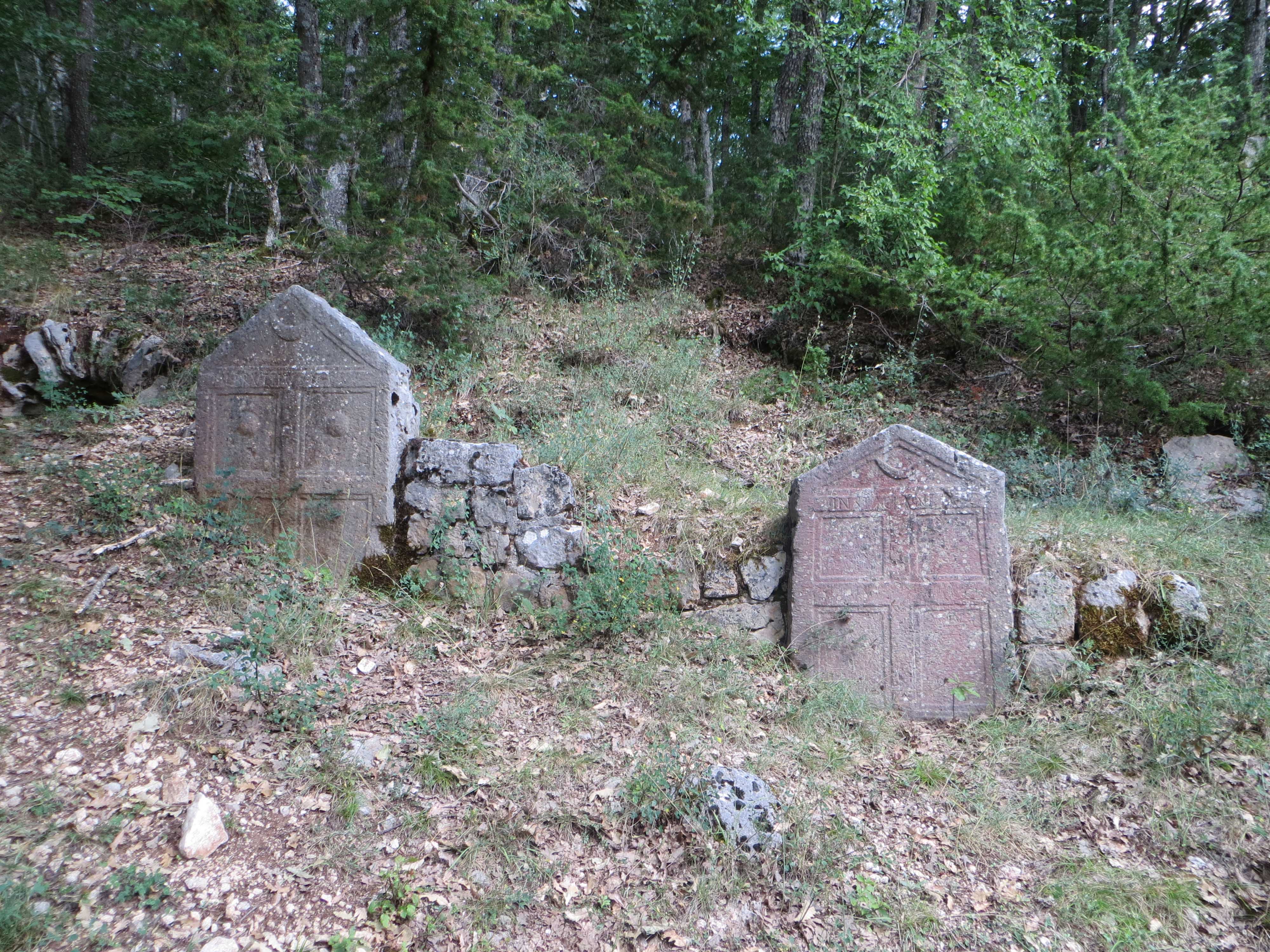Necropoli del Cantone - tombe con stele-porta